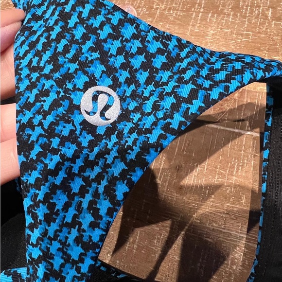 💙Lululemon Circuit Breaker Bra
Scatter Star Beach Blanket Blue Black Sz 4 - Picture 6 of 8